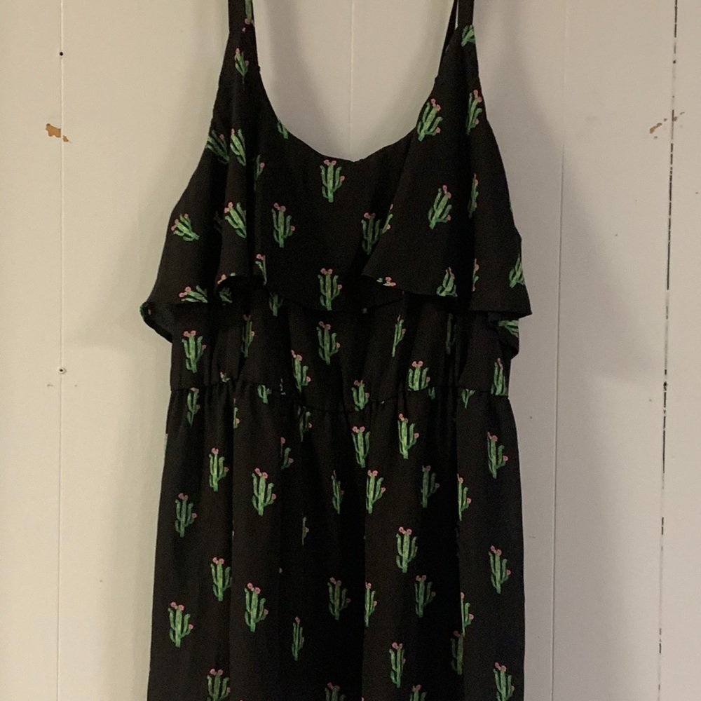 NWOT BLACK WITH CACTUS PRINT FLOUNCEY TOP